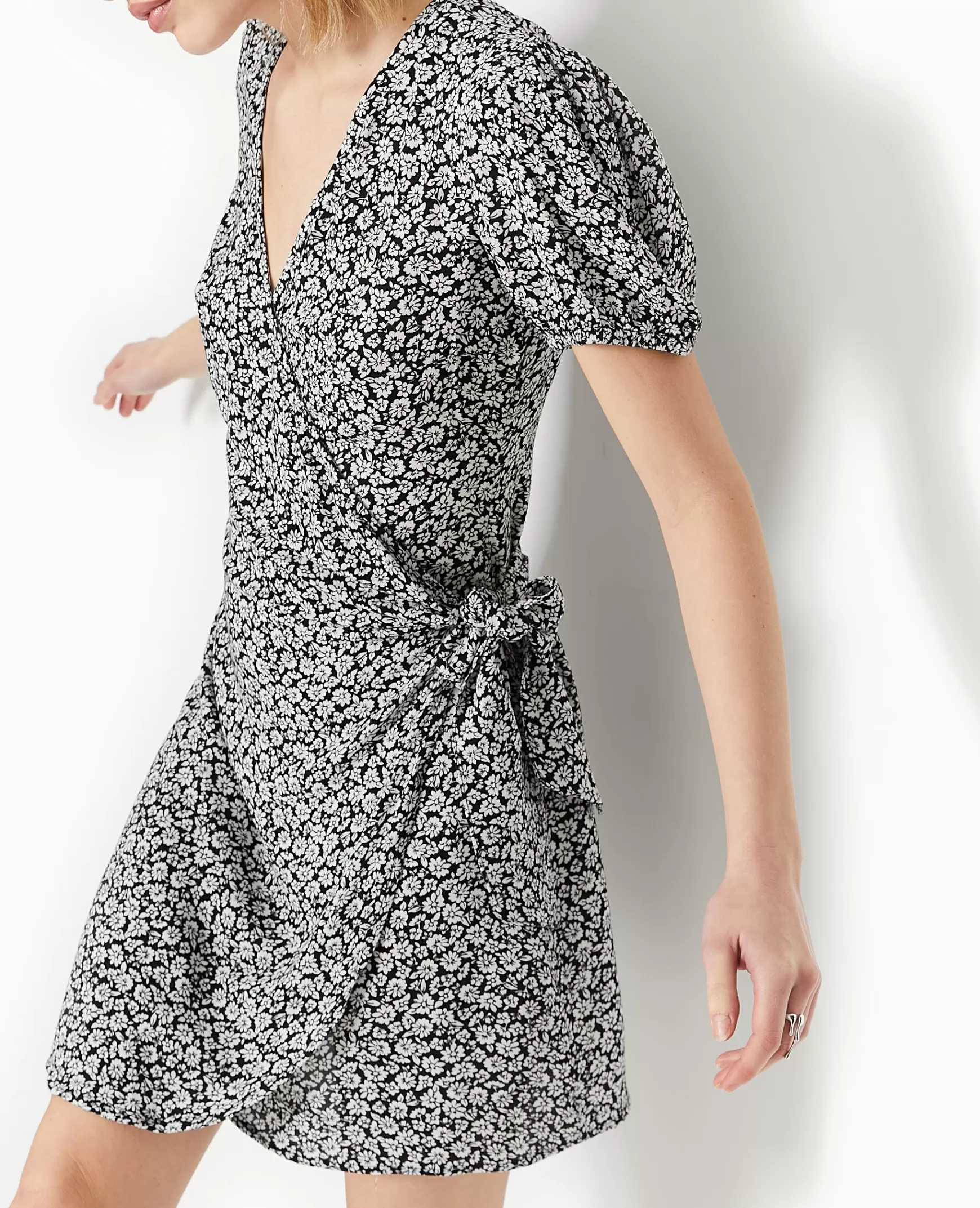 Pimkie Robe courte encolure cache-cœur motif fleurs - Noir Cheap